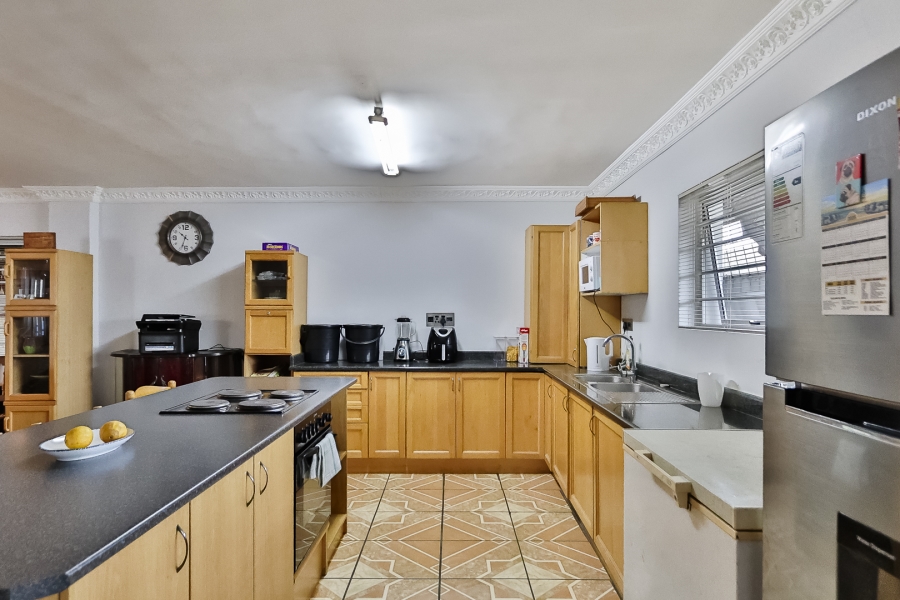 5 Bedroom Property for Sale in Gustrouw Western Cape